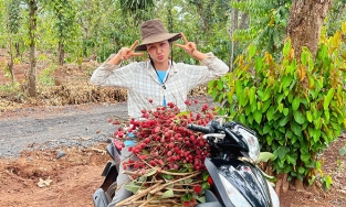 Không thể trở về TP.HCM sau dịp lễ, H'Hen Niê quyết định làm nông dân ở quê