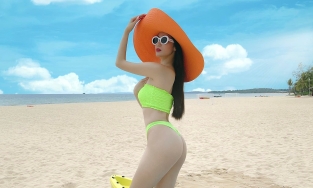 Đồ bơi xanh chuối của Khánh My dâu bắt mắt vẫn phải thua sức hút từ vòng ba 103cm