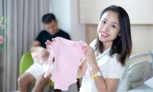 MC Vân Hugo sinh con gái ở tuổi 37