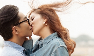 Khánh Thi - Phan Hiển tung bộ ảnh  đẹp như ảnh tạp chí bên xe môtô tiền tỷ