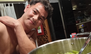 Đi diễn về khuya, Xuân Bắc ăn cơm nguội với canh bí nấu suông vợ để phần