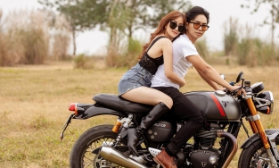 Tin Giải trí 8/6: Khánh Thi quyến rũ ôm chặt ông xã trên xe môtô tiền tỷ