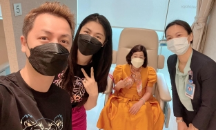 Vợ Đăng Khôi đưa mẹ chồng sang Singapore chữa bệnh, viện phí bằng cả căn hộ