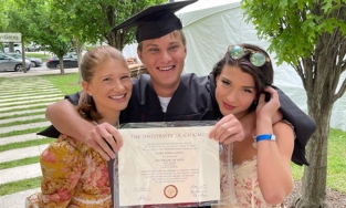 Bill Gates bỏ học nhưng con trai vừa tốt nghiệp MBA với tấm bằng kép xuất sắc