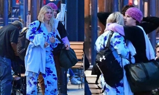 Cậu út nhà Beckham đưa bạn gái mới về ra mắt bố mẹ, ôm hôn tình tứ trên phố