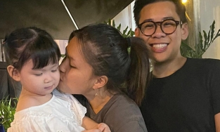 Vừa về nước con gái lớn Phượng Chanel đã 'dính 'em út không rời, cưng nựng hết mức