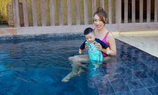 Quý tử nhà Chi Bảo mới 6 tháng tuổi đã bị mẹ bắt ra bơi mấy vòng hồ