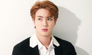 Jin là ai? Anh cả BTS sở hữu gương mặt 'tỷ lệ vàng không góc chết'