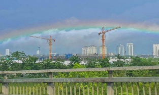 Ngắm cầu vồng Hà Nội sau cơn mưa giông ngày rằm sáng nay đẹp như phim anime
