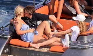 Cậu út nhà Beckham hôn say đắm bạn gái trước mặt em gái Harper