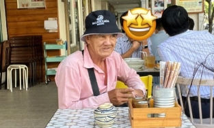 Cụ già nài nỉ H'Hen Niê mua vé số, nàng hậu thẳng thừng từ chối và làm điều này