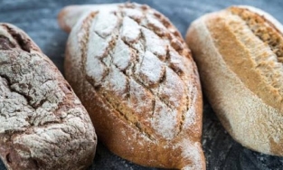 Nên chọn ăn cơm hay bánh mì ?