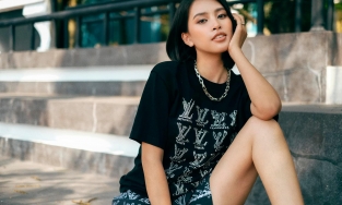 Bất ngờ với hình ảnh Tiểu Vy quần đùi áo phông xuống phố