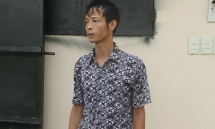 Hưng Yên: Cha ruột đánh con bằng điếu cày, lột quần áo bắt đứng nắng