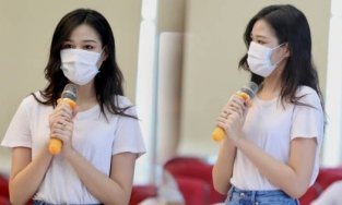 Hoa hậu Đỗ Thị Hà lộ ánh mắt rưng rưng sau lớp khẩu trang y tế 