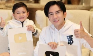 Mới 4 tuổi nhưng con trai Đan Trường đã đạt nút bạc YouTube