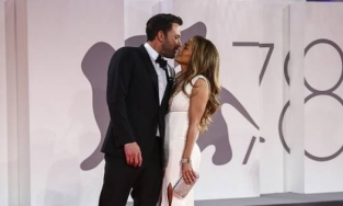 Ben Affleck bảo vệ Jennifer Lopez trước fan cuồng trên đường trở về Mỹ