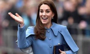 Công nương Kate đi dép bệt, che bụng trên phố giữa tin đồn mang bầu lần 4