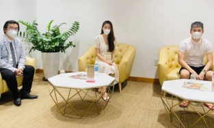 Lý do Thủy Tiên livestream ở ngân hàng và con dấu trong tay Công Vinh