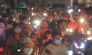 Hà Nội ùn tắc trong đêm Trung thu khi 'biển người' đổ ra đường đi chơi