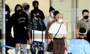 Đoàn 'Đặc phái viên' BTS đáp sân bay Incheon sau chuyến hoạt động tại Liên hợp quốc