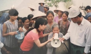 Ảnh hiếm của Phi Nhung thời trẻ nhưng đã miệt mài làm từ thiện 