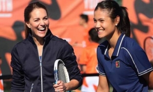 Meghan lên đồ 8 tỷ đi từ thiện, công nương Kate mặc tối giản chơi quần vợt