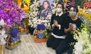 Hồ Văn Cường tiều tụy đón khách tới viếng tang lễ Phi Nhung trong ngày thứ 2