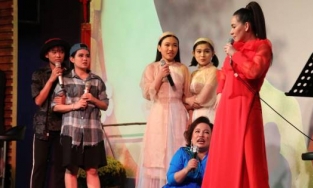 Quản lý Phi Nhung đăng ảnh hoài niệm nữ ca sĩ, 4 con nuôi nay chỉ gắn tên 3