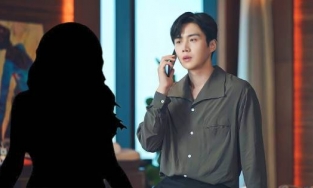 Danh tính bạn gái cũ Kim Seon Ho được bật mí, Suzy và Nam Joo Hyuk cũng bị 'réo gọi'?