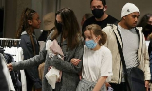 Angelina Jolie và con gái út đi chợ mua quần áo 