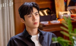 Dispatch tung tin nhắn của Kim Seon Ho khi biết bạn gái có thai: 'Chúng ta kết hôn đi, anh yêu em' 