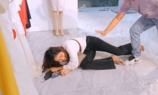 H'Hen Niê vét hết đồ trong nhà đi đấu giá, giờ không còn gì