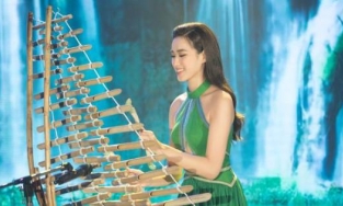 Hoa hậu Đỗ Thị Hà chơi đàn T'rưng cho phần thi tài năng Miss World 2021
