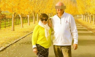 Vừa đệ đơn ly hôn Đàm Vĩnh Hưng, bầu show hải ngoại tình tứ đã bên người đàn ông lạ mặt