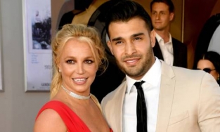 Vừa tự do được 1 tuần, Britney Spears đã chuẩn bị về chung một nhà với bạn trai kém 13 tuổi