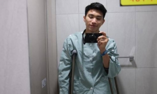 Hình ảnh đầu tiên của Đoàn Văn Hậu sau cuộc phẫu thuật tại Hàn: Tay chống nạng vẫn vào WC selfie