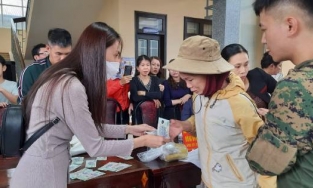 Thủy Tiên từ chối sự giúp đỡ của chính quyền, còn không cho lên thuyền