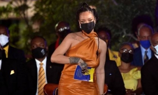 Ca sĩ tỷ phú Rihanna trở thành Anh hùng dân tộc thứ 11 của Barbados