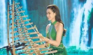 Đỗ Thị Hà sẽ chơi bài 'Despacito' bằng đàn T'rưng thay cho 'Cô gái vót chông' 