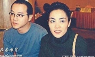 Chồng cũ Vương Phi sa cơ, sự nghiệp lụi tàn