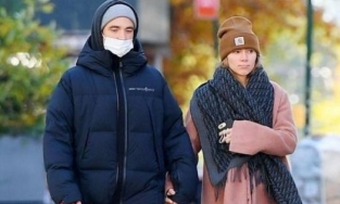 Robert Pattinson 'tay trong tay' bên bạn gái trên đường phố New York