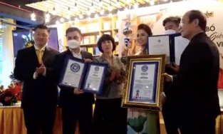 Hai thiếu gia con trai 'Vua cà phê' Đặng Lê Nguyên Vũ và bà Lê Hoàng Diệp Thảo lần đầu lộ diện 