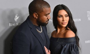 Kayne West trông như 'mất sổ gạo' khi Kim Kardashian qua đêm ở nhà bạn trai kém 14 tuổi