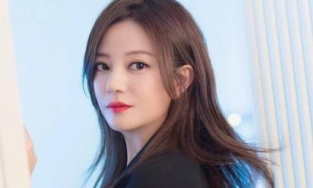 Sau gần 4 tháng 'biến mất' vì bị 'phong sát ngầm', Triệu Vy xuất hiện bên trai lạ 