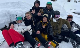 Liam Hemsworth đón năm mới bên tình trẻ kém 6 tuổi cùng gia đình anh trai 'Thần Thor'