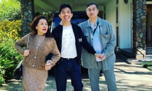 Minh Nhựa bắt trend Đen Vâu, khoe ảnh bên bố mẹ đại gia quyền lực 