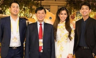 Con trai út của tỷ phú Johnathan Hạnh Nguyễn vào công ty của bố làm nhân viên bán hàng