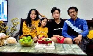 45 tuổi mới lấy vợ, 'nam diễn viên khổ nhất màn ảnh Việt' vẫn có được bà xã trẻ đẹp tròn 20