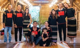 H'Hen Niê xây nhà sang 2,5 tỷ cho bố mẹ nhưng bị bỏ không, bố mẹ vẫn ở nhà sàn cũ